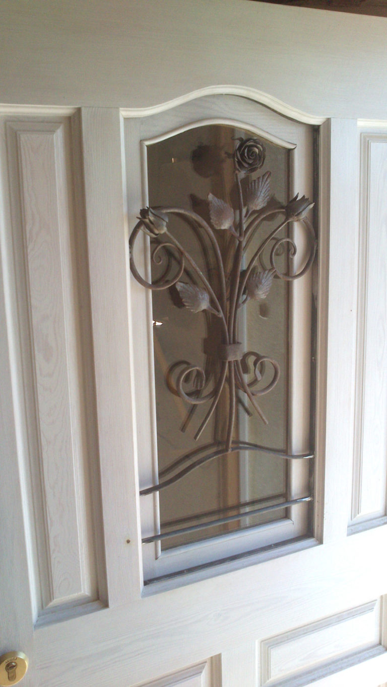 puerta con forja Carpintería Metalica JM Sánchez Calamocha