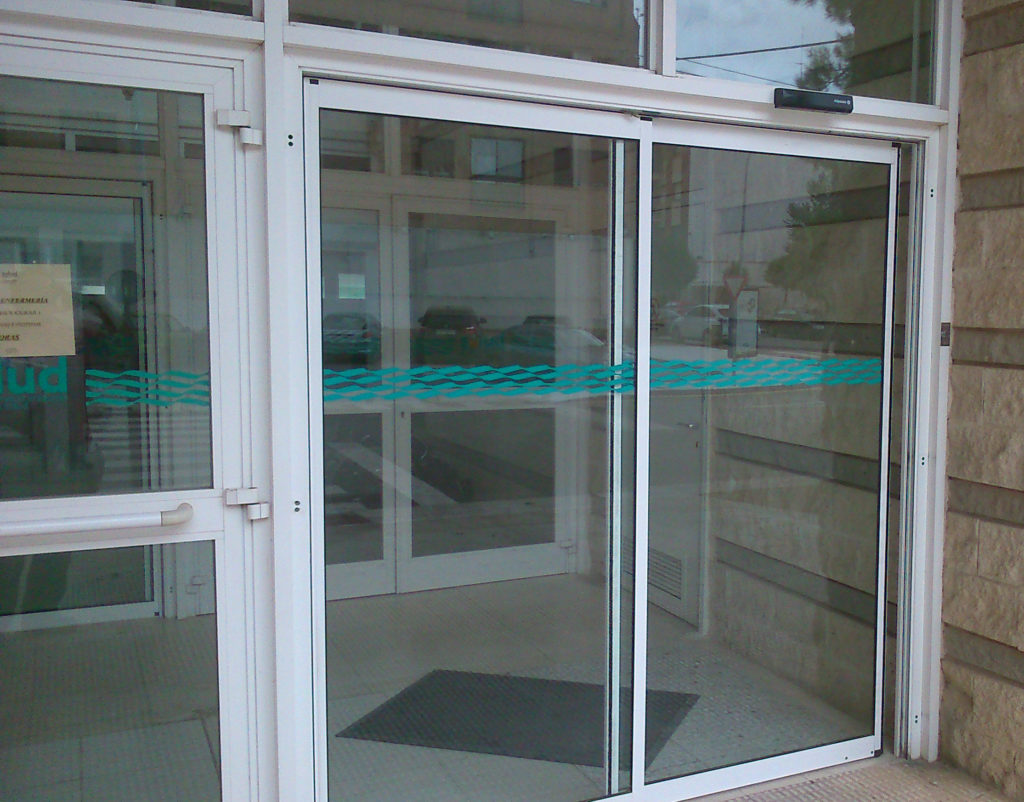 puerta automática Carpintería Metalica JM Sánchez