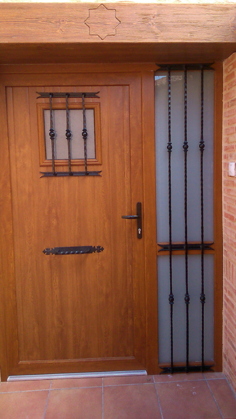 puerta con forja Carpintería Metalica JM Sánchez Calamocha