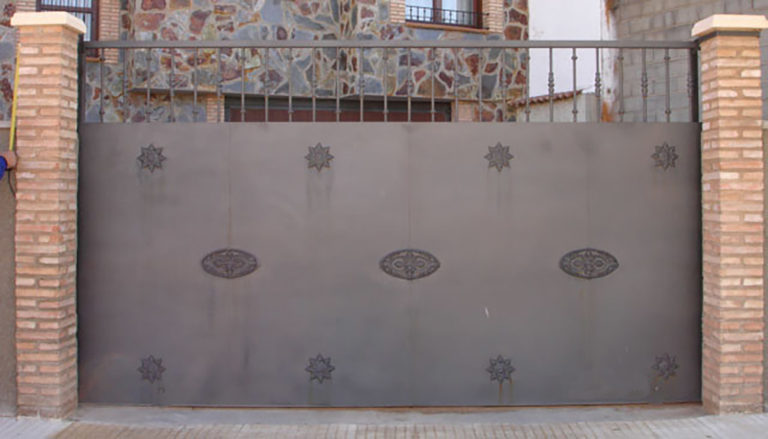 puerta hierro Carpintería Metalica JM Sánchez Calamocha